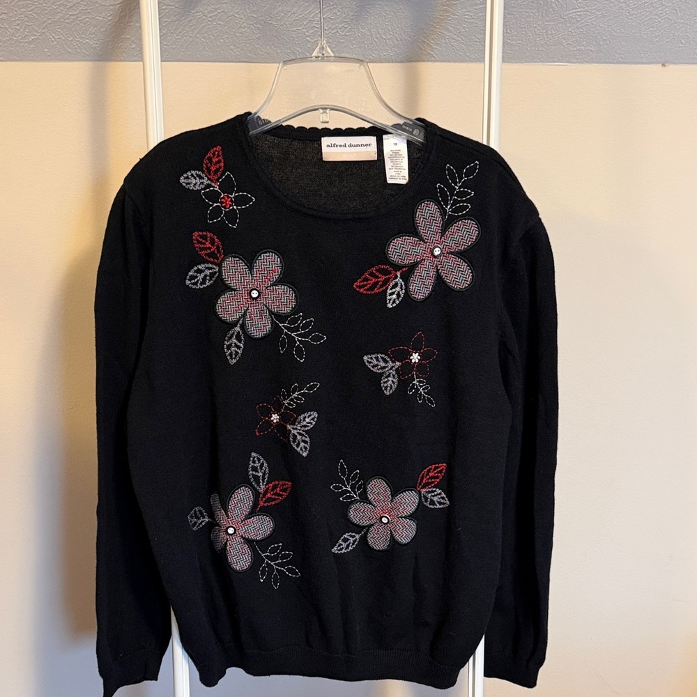 Alfred Dunner crewneck black appliqué sweater - size 1X